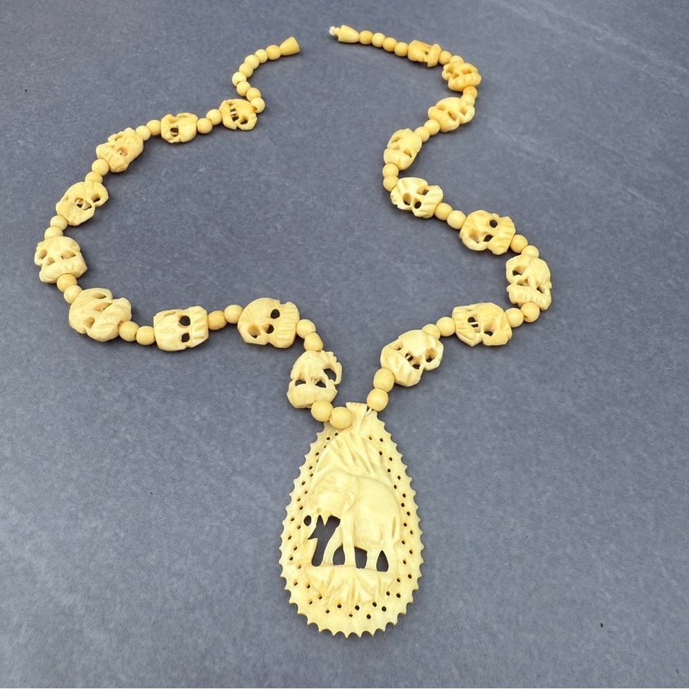 Vintage 1950s Carved Elephant Necklace in Bovine